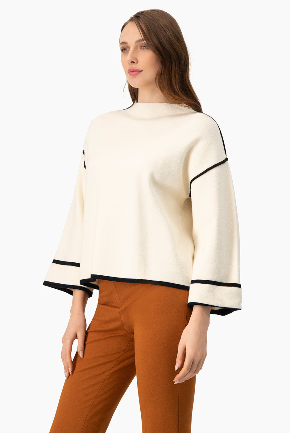 Pullover hueso con ribetes en contraste y cuello alto