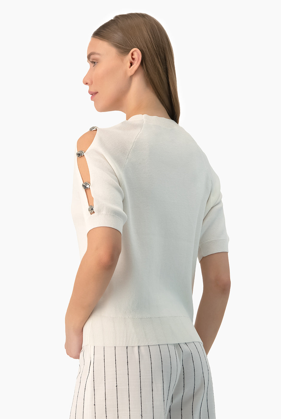 Suéter blanco con botones metálicos y manga 3/4