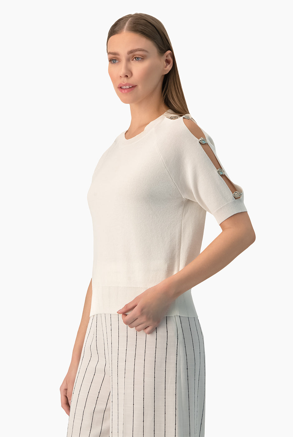 Suéter blanco con botones metálicos y manga 3/4