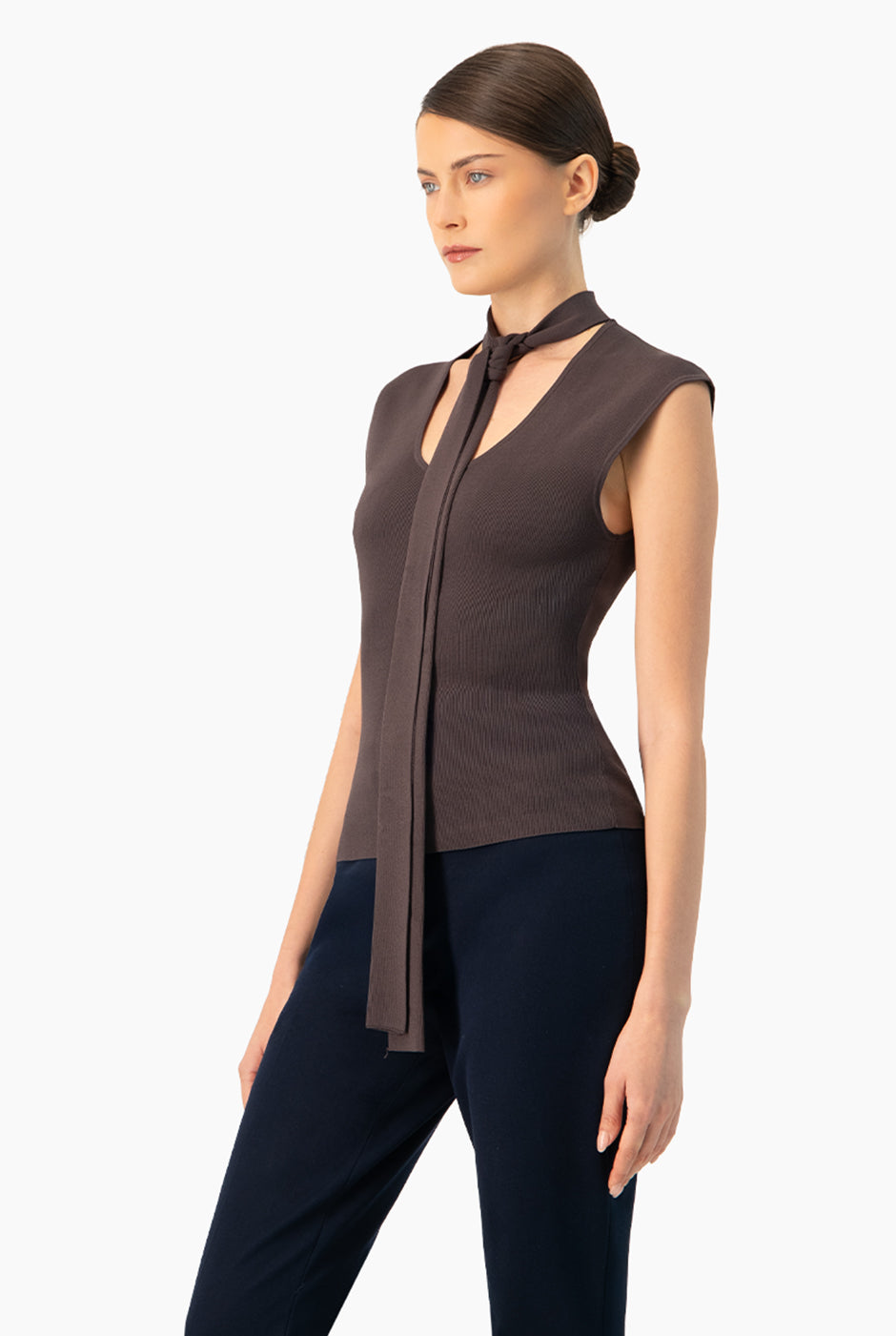 Top café sin mangas con lazo elegante en el cuello