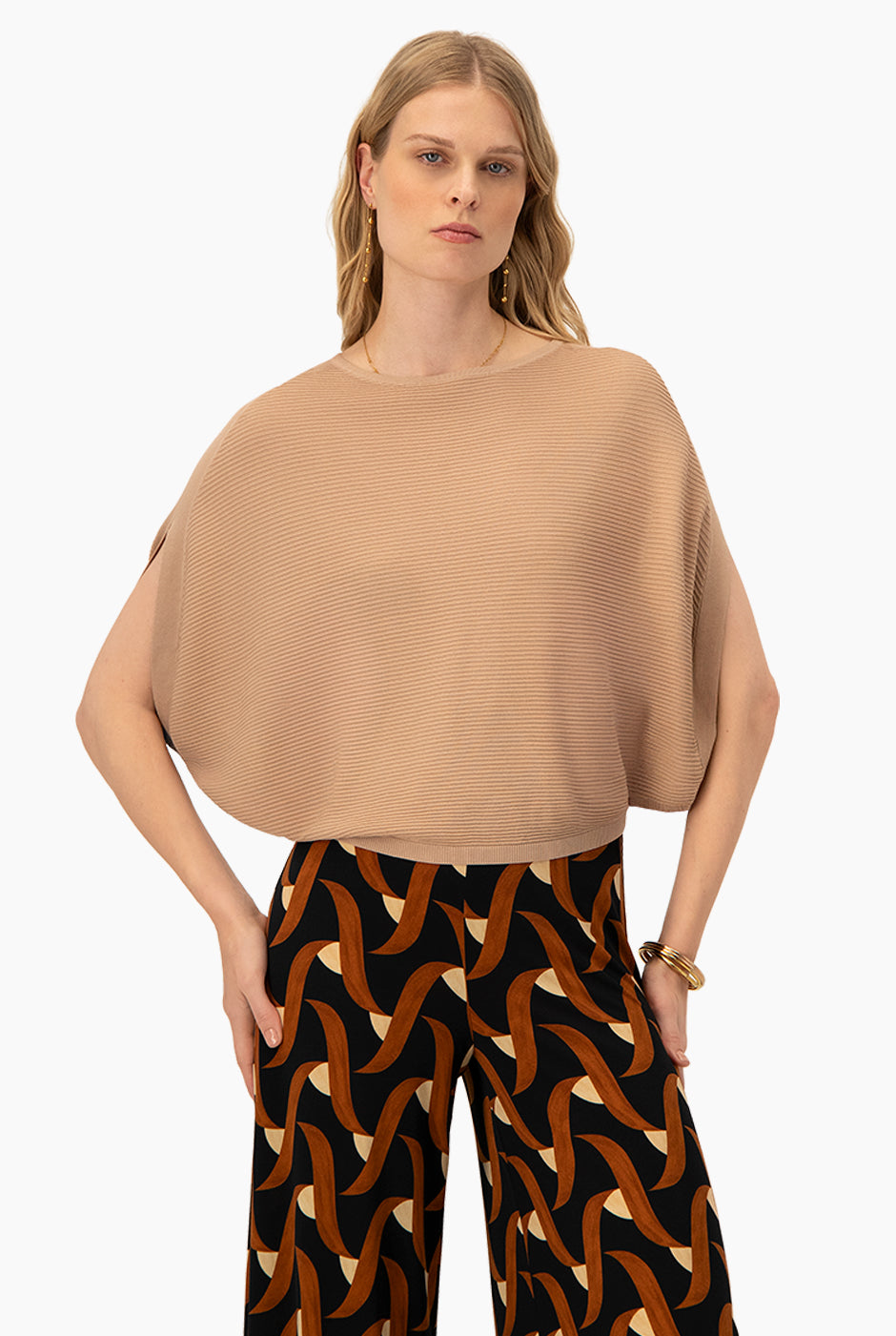 Pullover beige con escote en V en la espalda