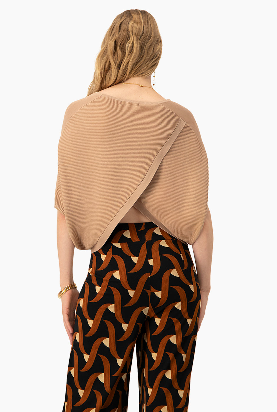 Pullover beige con escote en V en la espalda