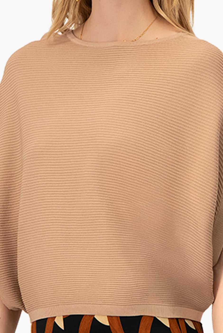 Pullover beige con escote en V en la espalda