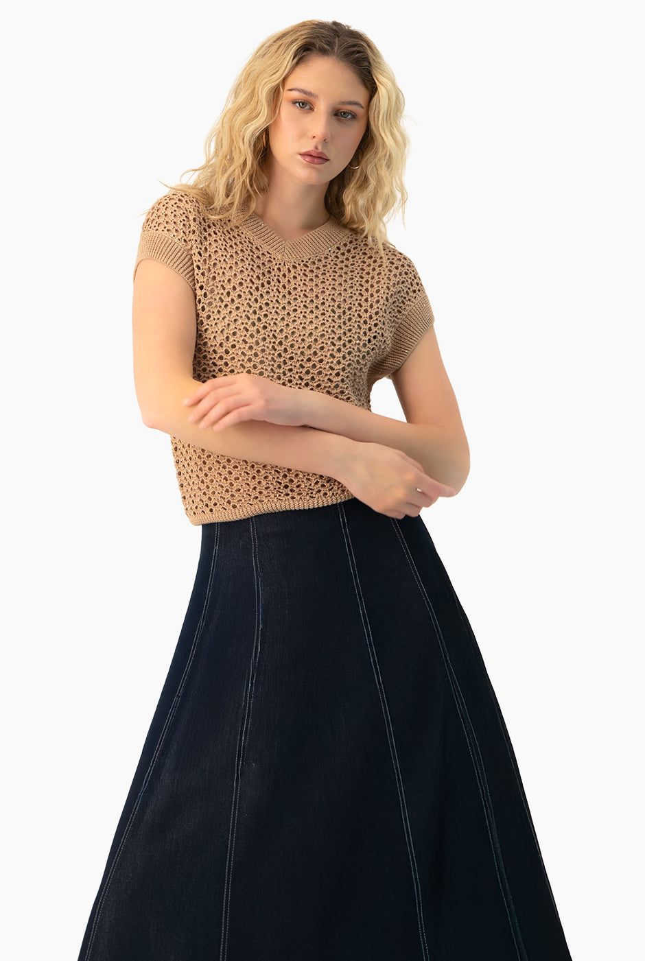 Suéter corto V-Rib calado color camello