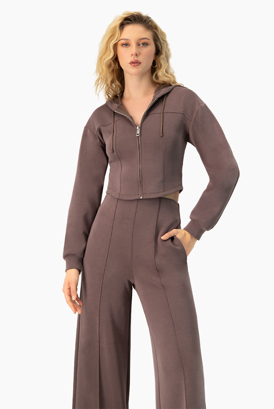 Set de sudadera corta y pantalón largo café con capucha