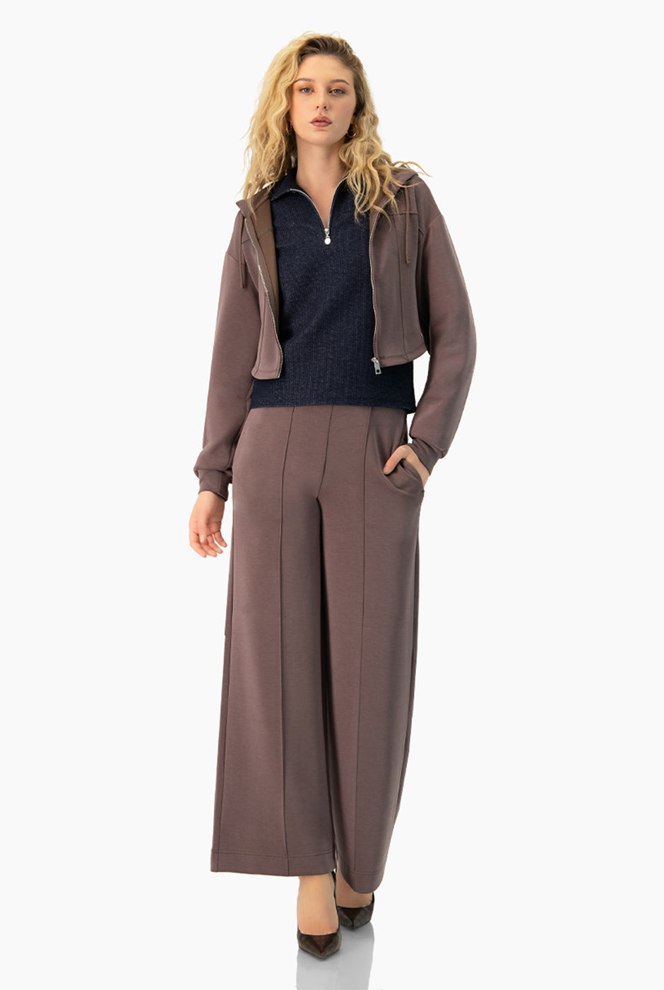 Set de sudadera corta y pantalón largo café con capucha