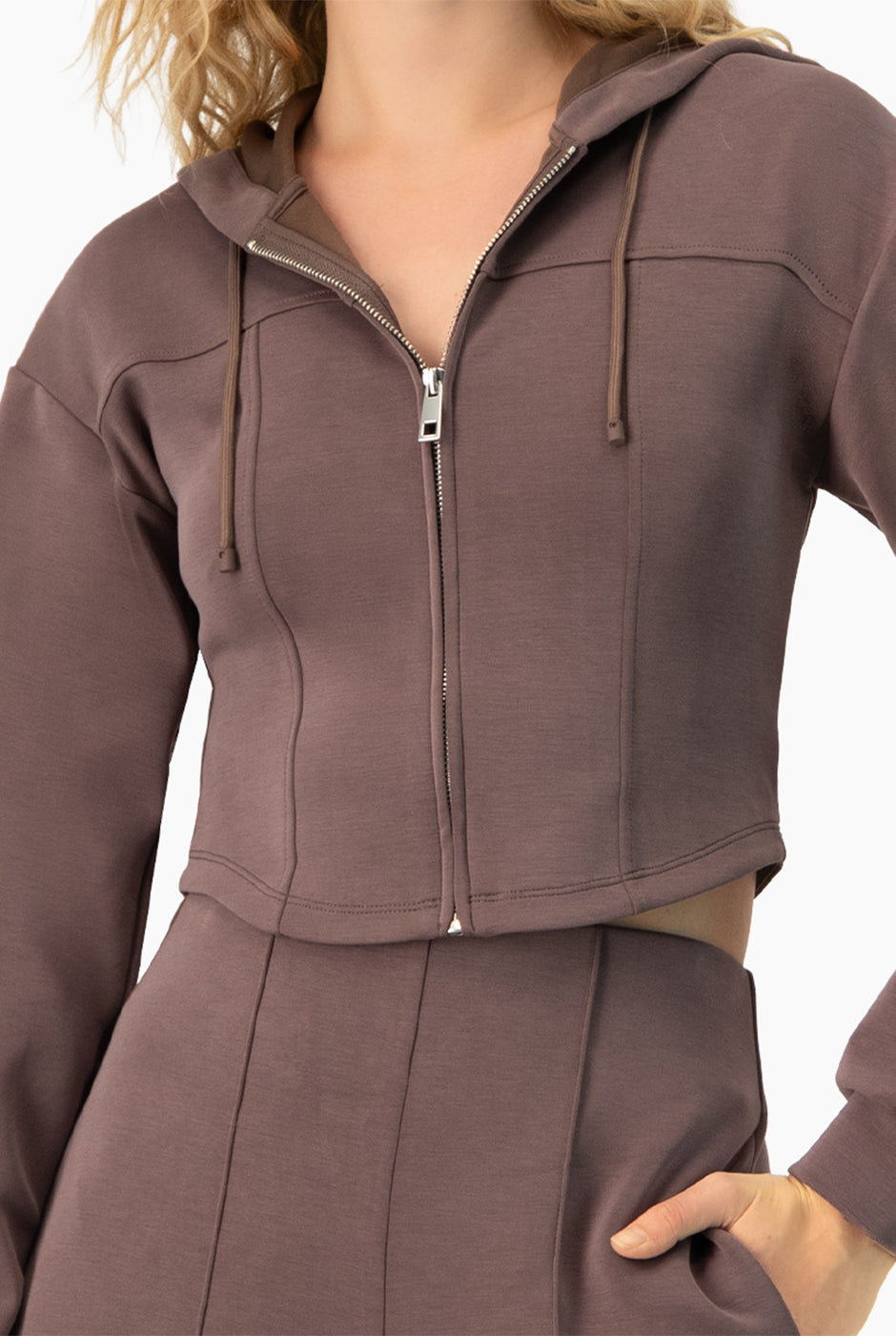 Set de sudadera corta y pantalón largo café con capucha