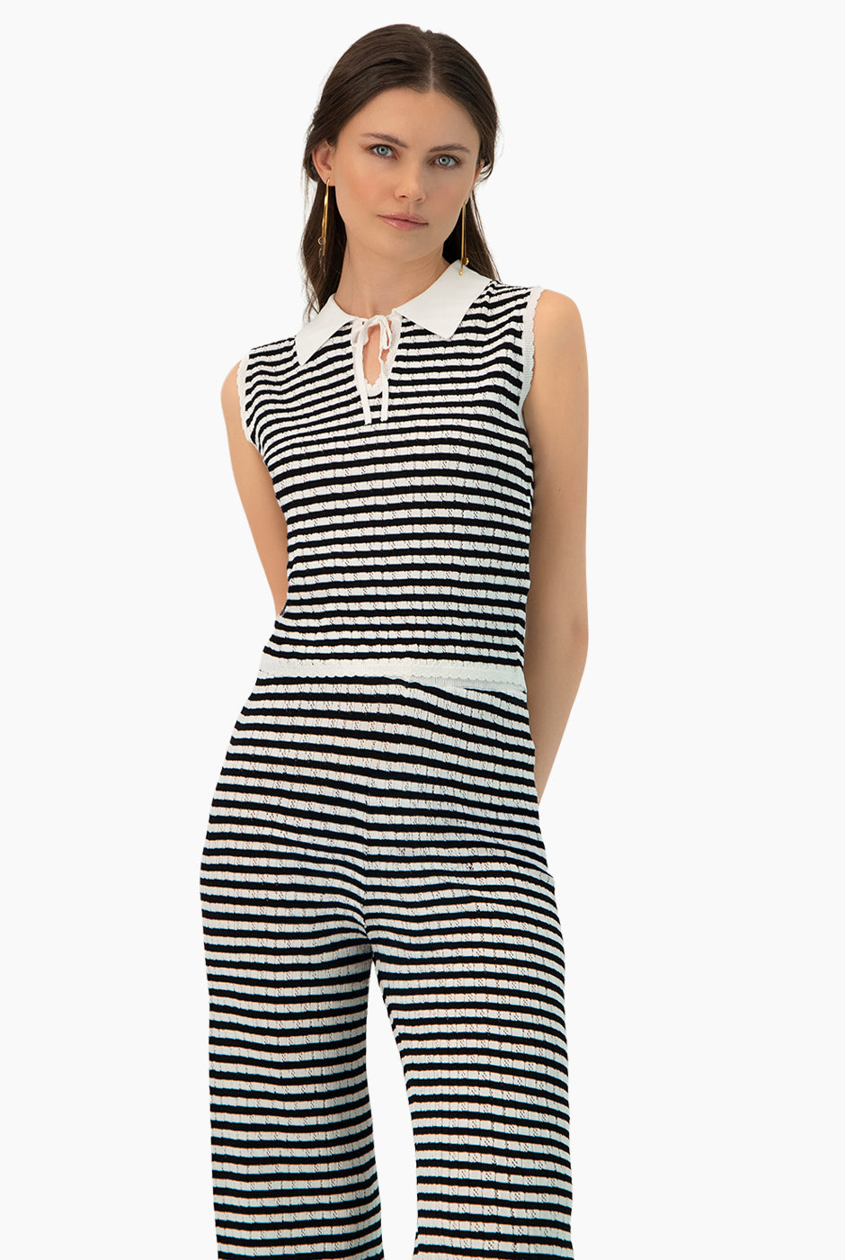 Conjunto de top y pantalón tejido negro con rayas