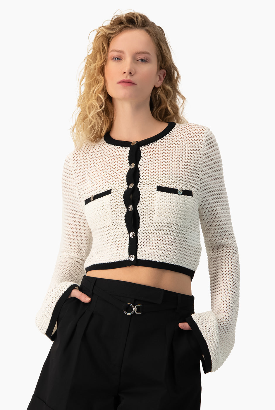 Cardigan blanco con mangas campana y ribete en contraste