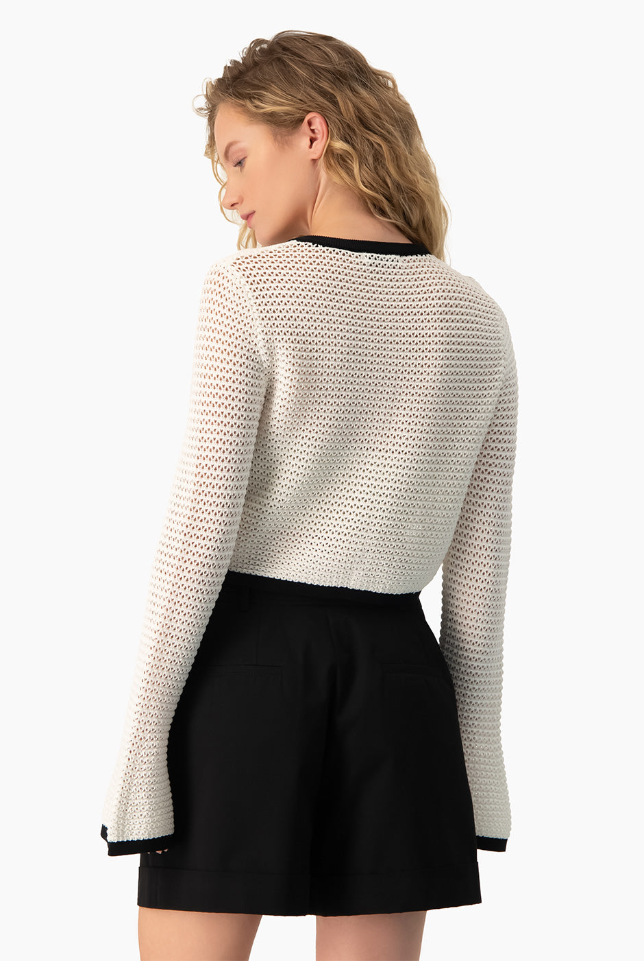 Cardigan blanco con mangas campana y ribete en contraste
