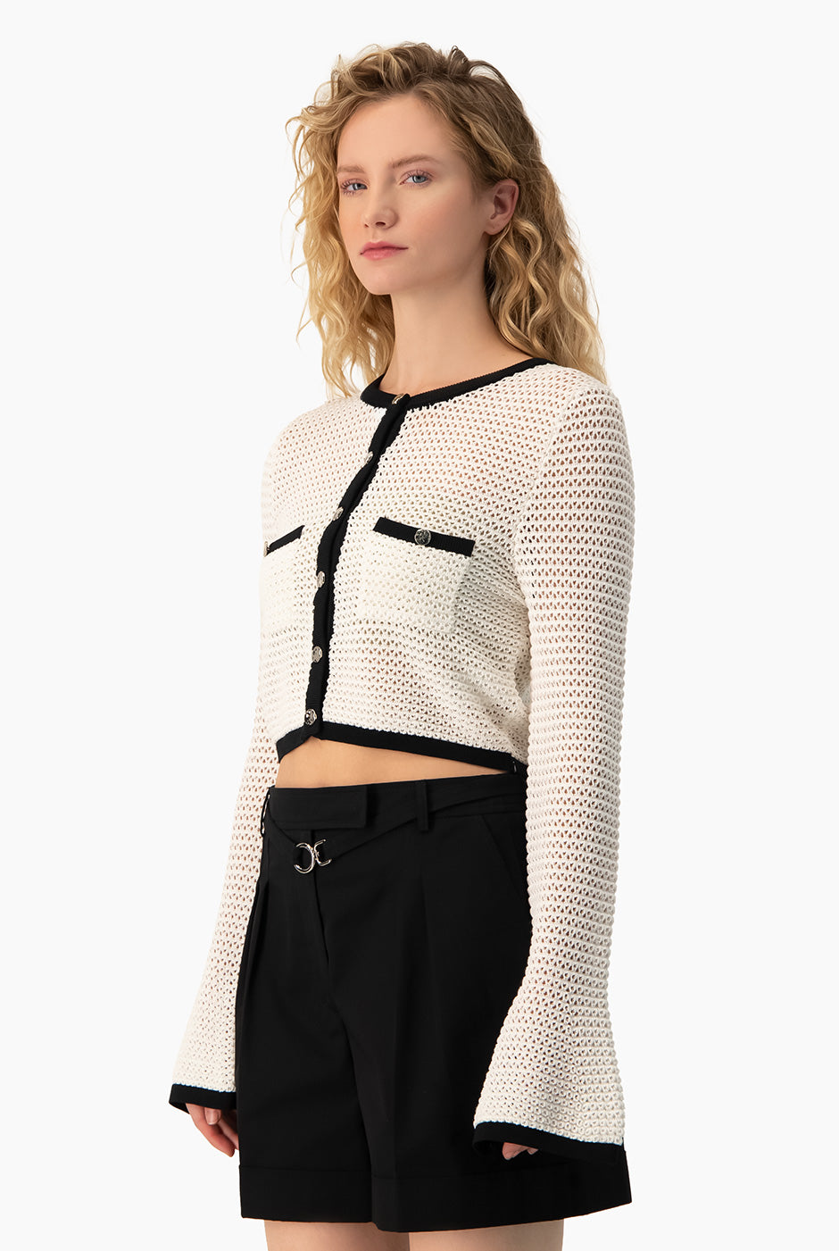 Cardigan blanco con mangas campana y ribete en contraste