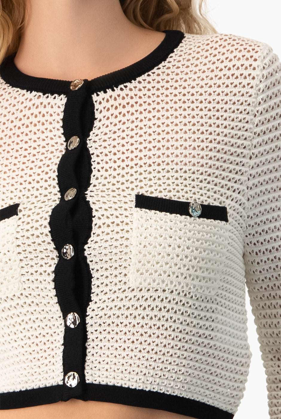 Cardigan blanco con mangas campana y ribete en contraste