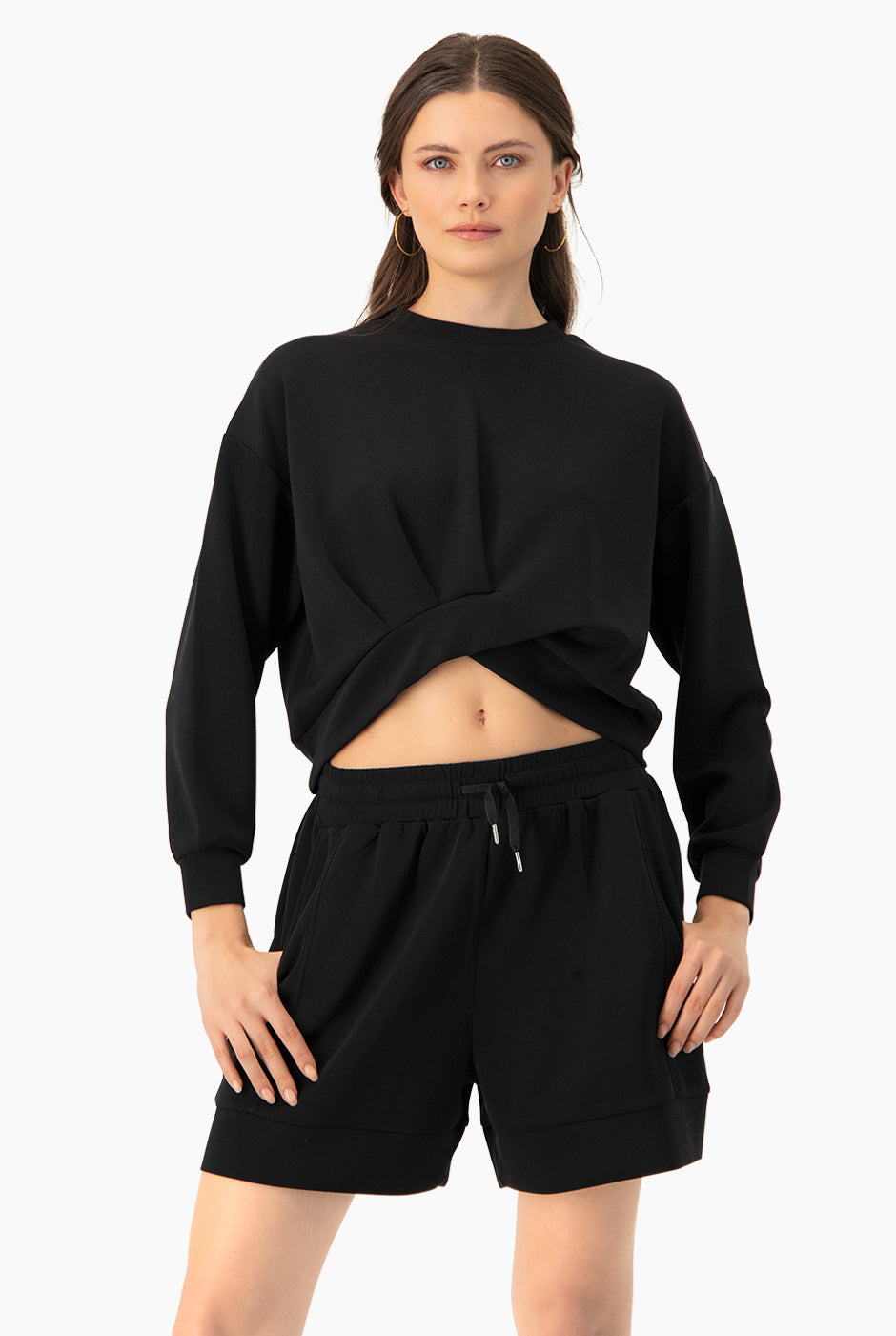 Set de sudadera cropped y short negro con detalles modernos