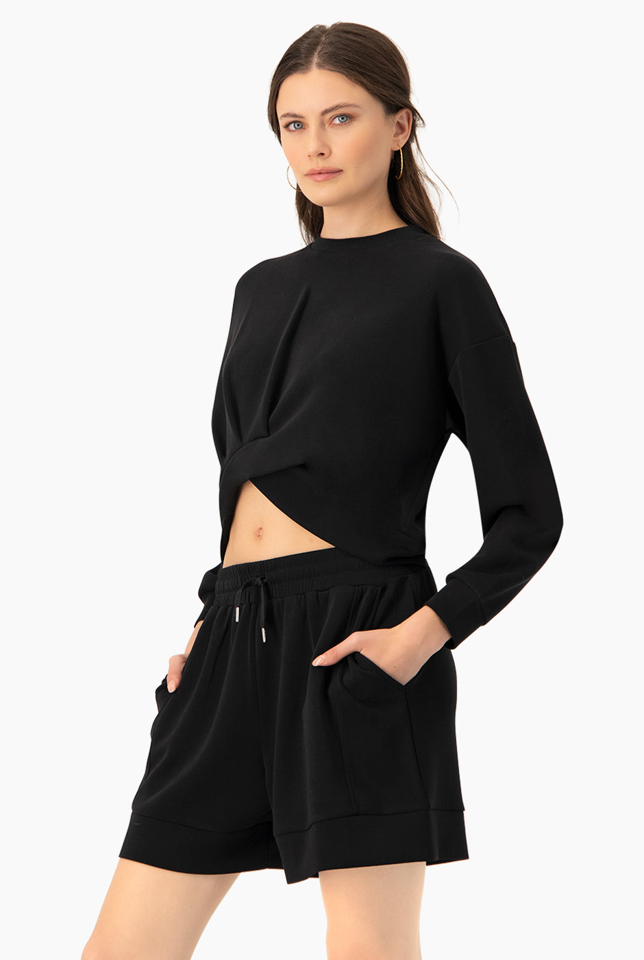 Set de sudadera cropped y short negro con detalles modernos