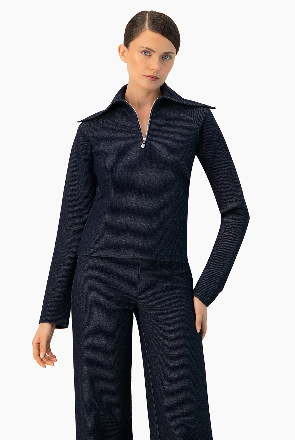 Suéter acanalado azul marino con cierre y cuello alto
