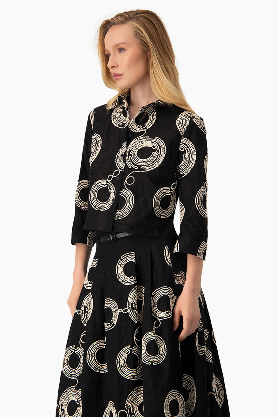 Camisa corta negra con bordado y manga larga