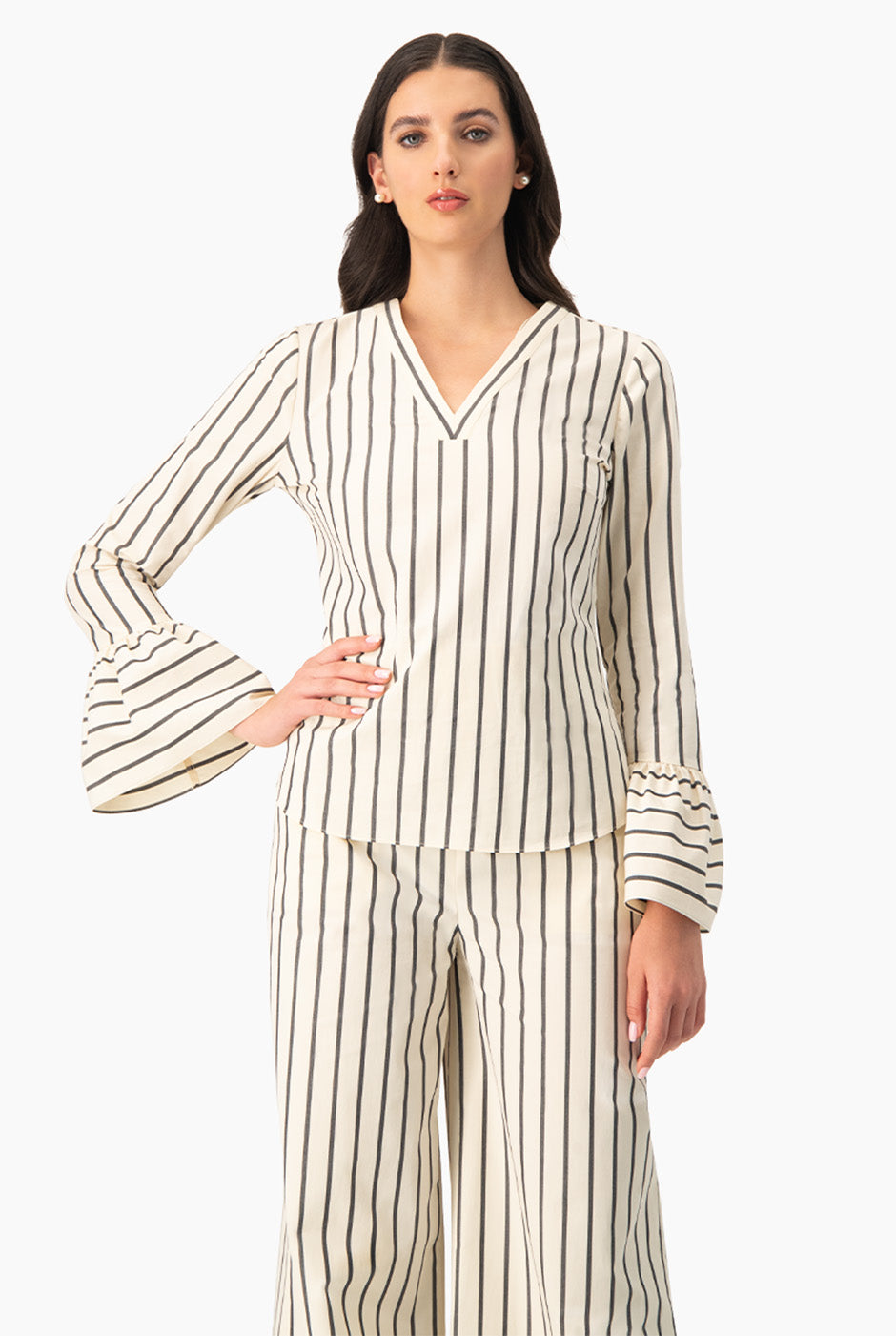 Camisa rayada de manga larga con escote en V y volantes