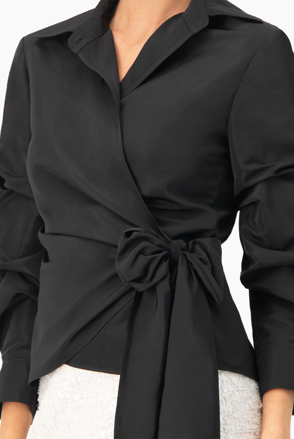 Camisa negra cruzada de manga larga con lazo en cintura
