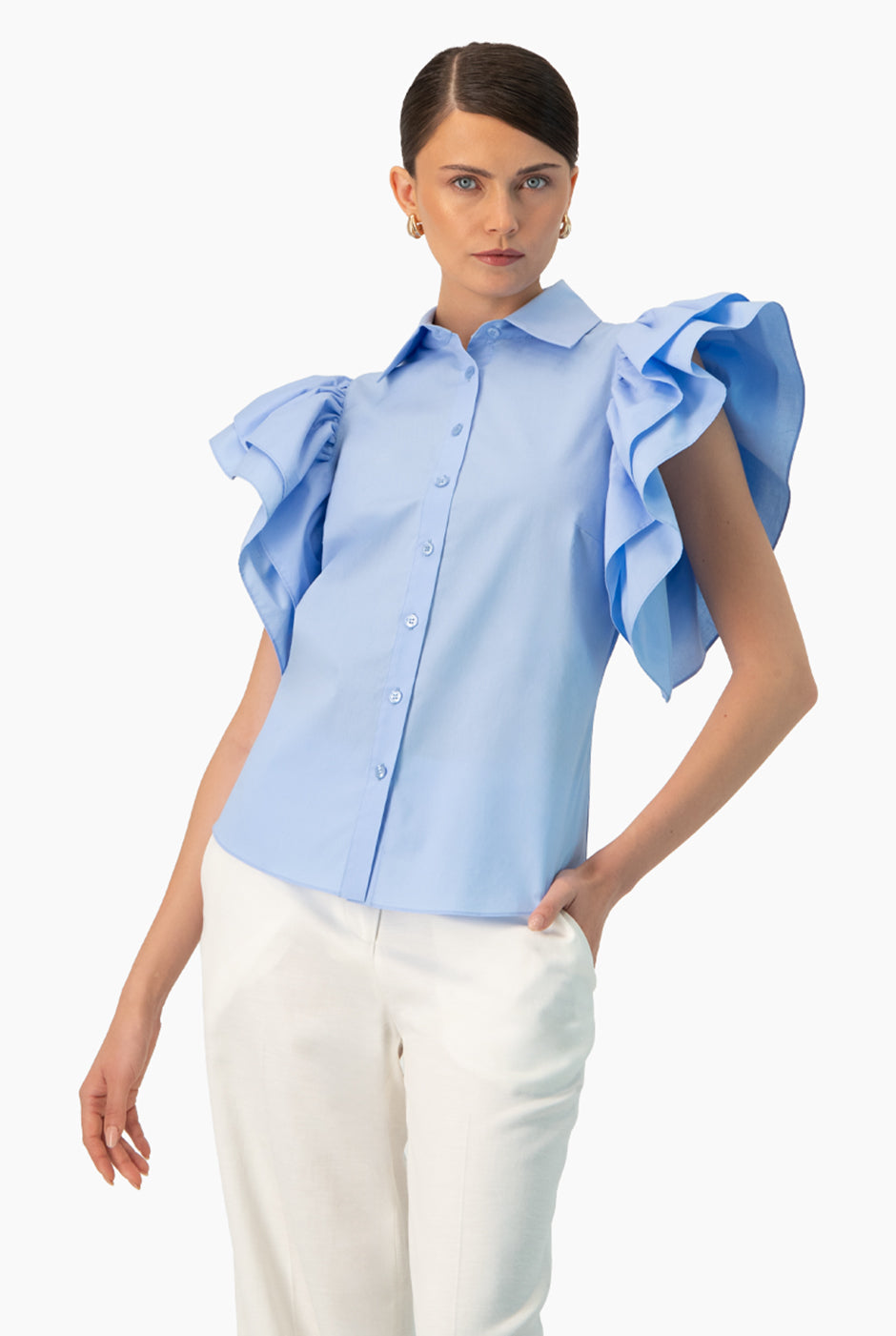 Camisa azul claro con volantes en mangas