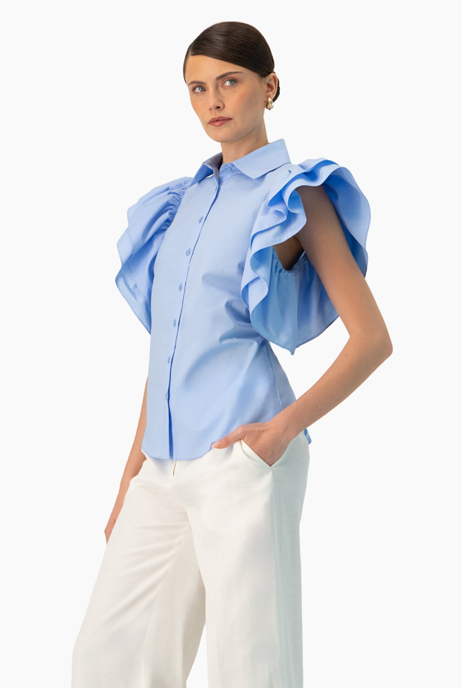 Camisa azul claro con volantes en mangas