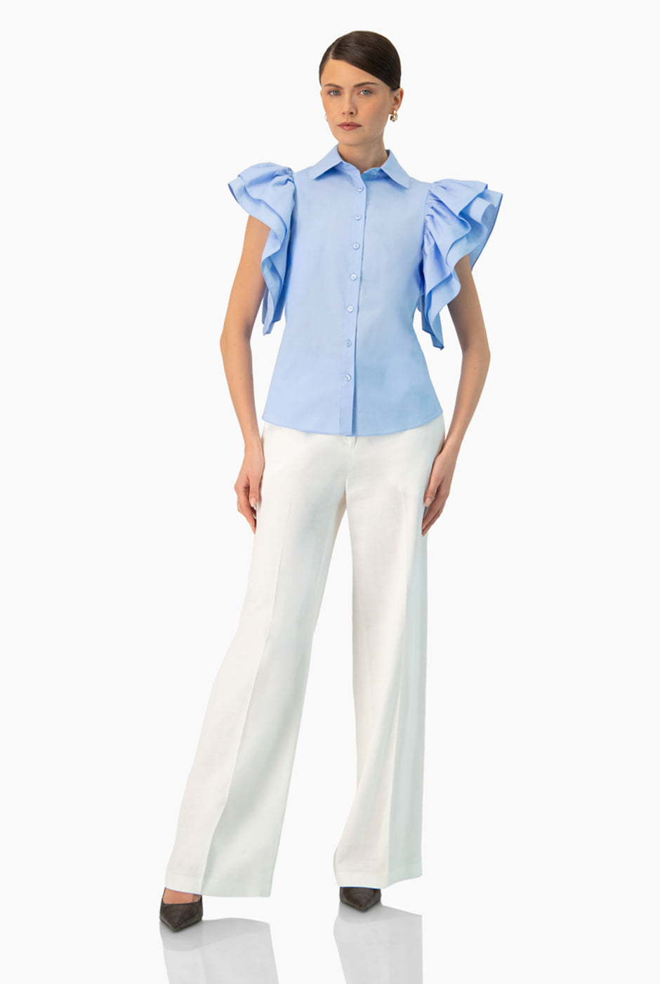 Camisa azul claro con volantes en mangas