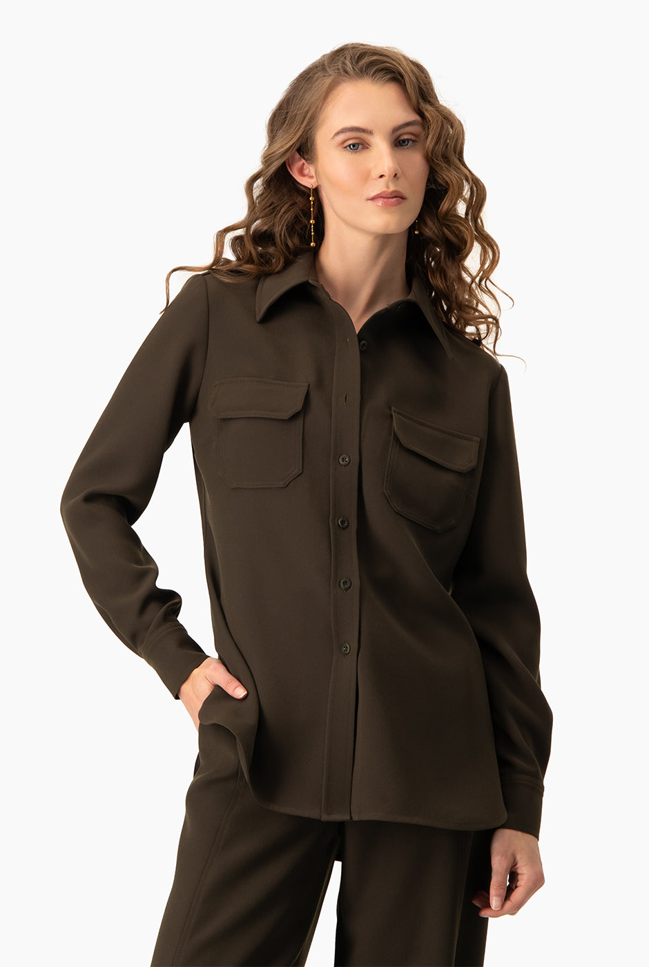 Camisa clásica verde olivo con charreteras y bolsillos
