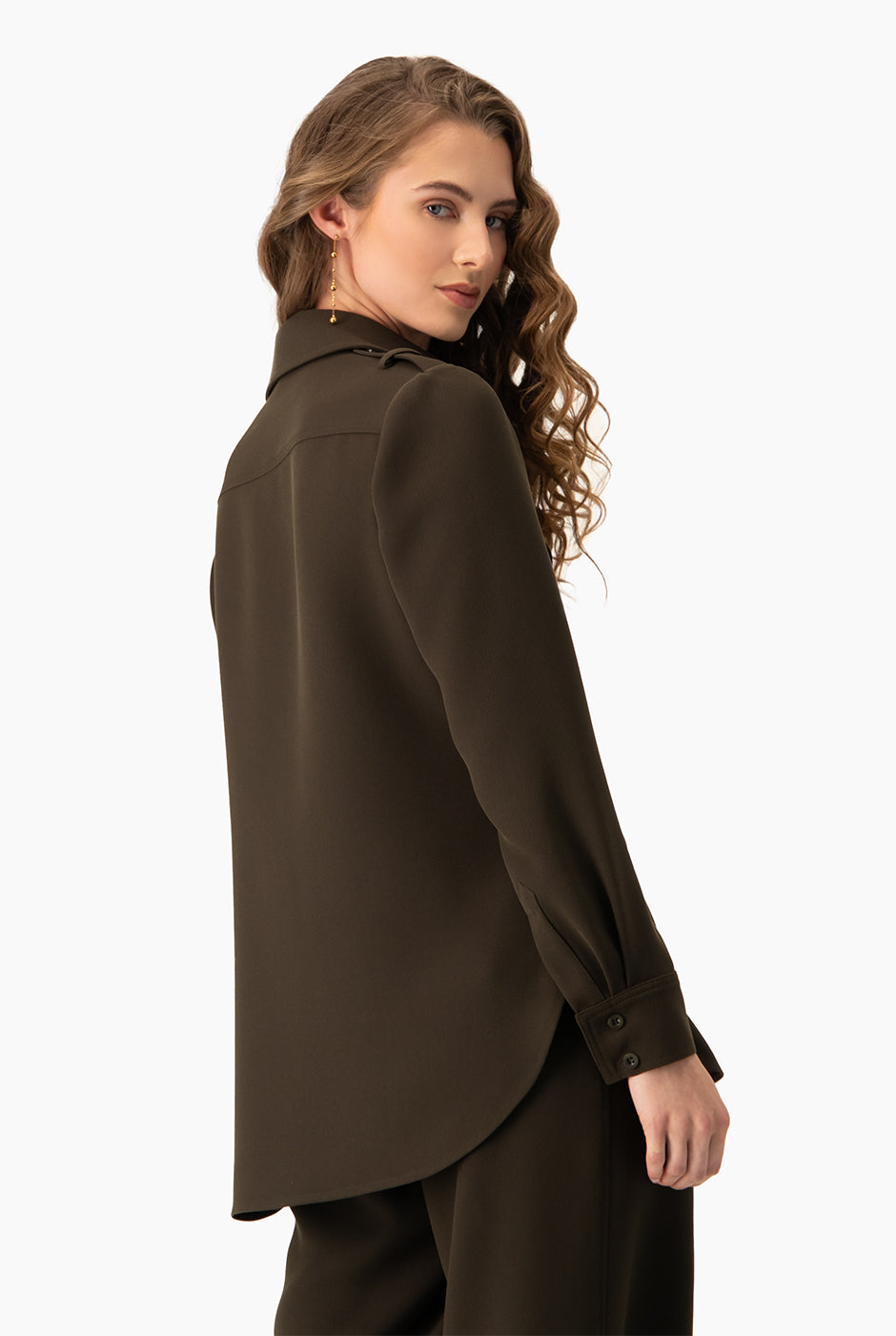 Camisa clásica verde olivo con charreteras y bolsillos