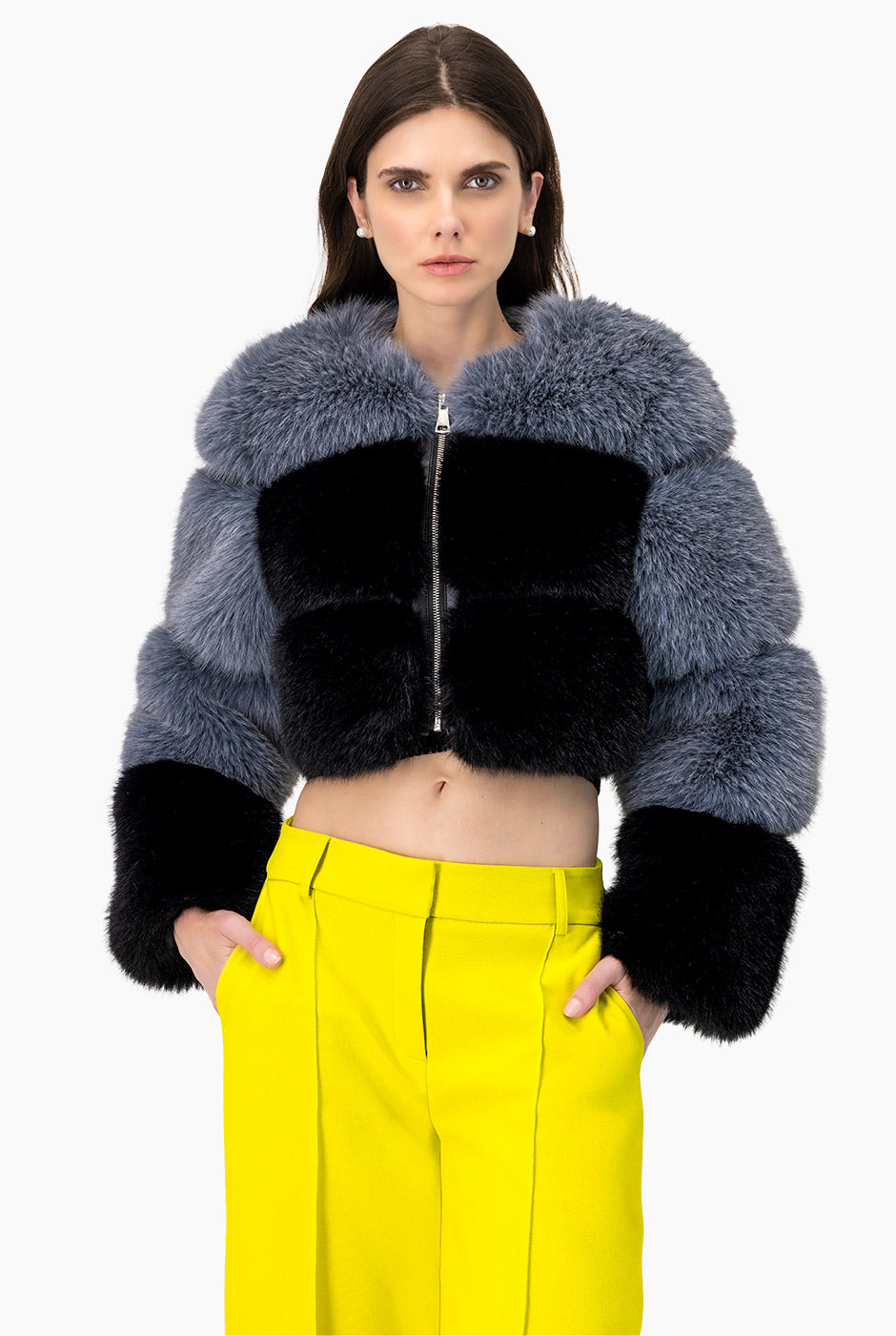 Abrigo Faux-Fur Bicolor – Elegancia en Cada Franjas
