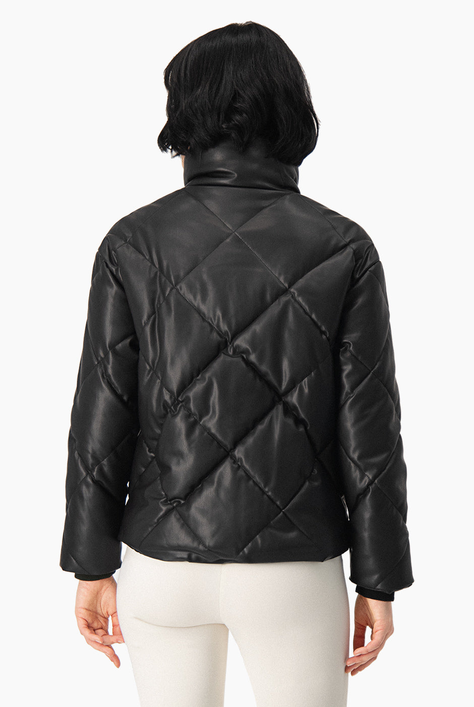 Chamarra puffer negra de ecopiel con cuello alto