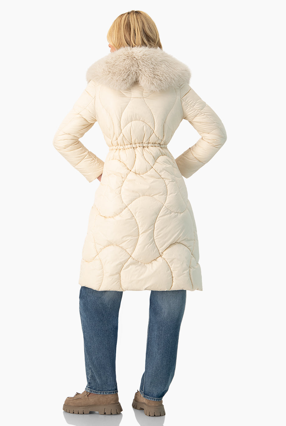 Chamarra Larga Capitoné en color natural con cuello de pelo