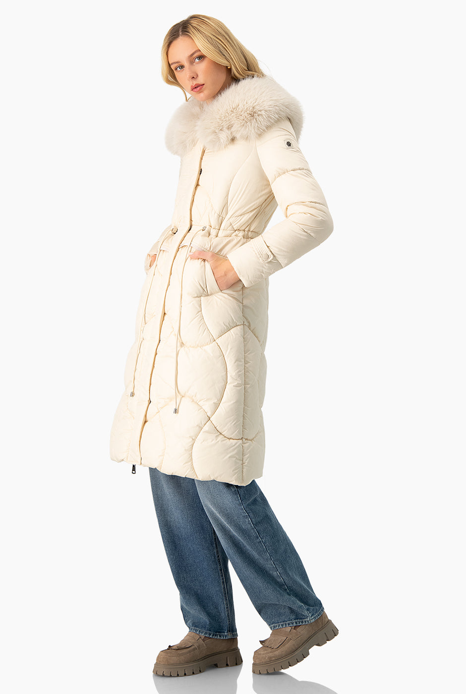 Chamarra Larga Capitoné en color natural con cuello de pelo