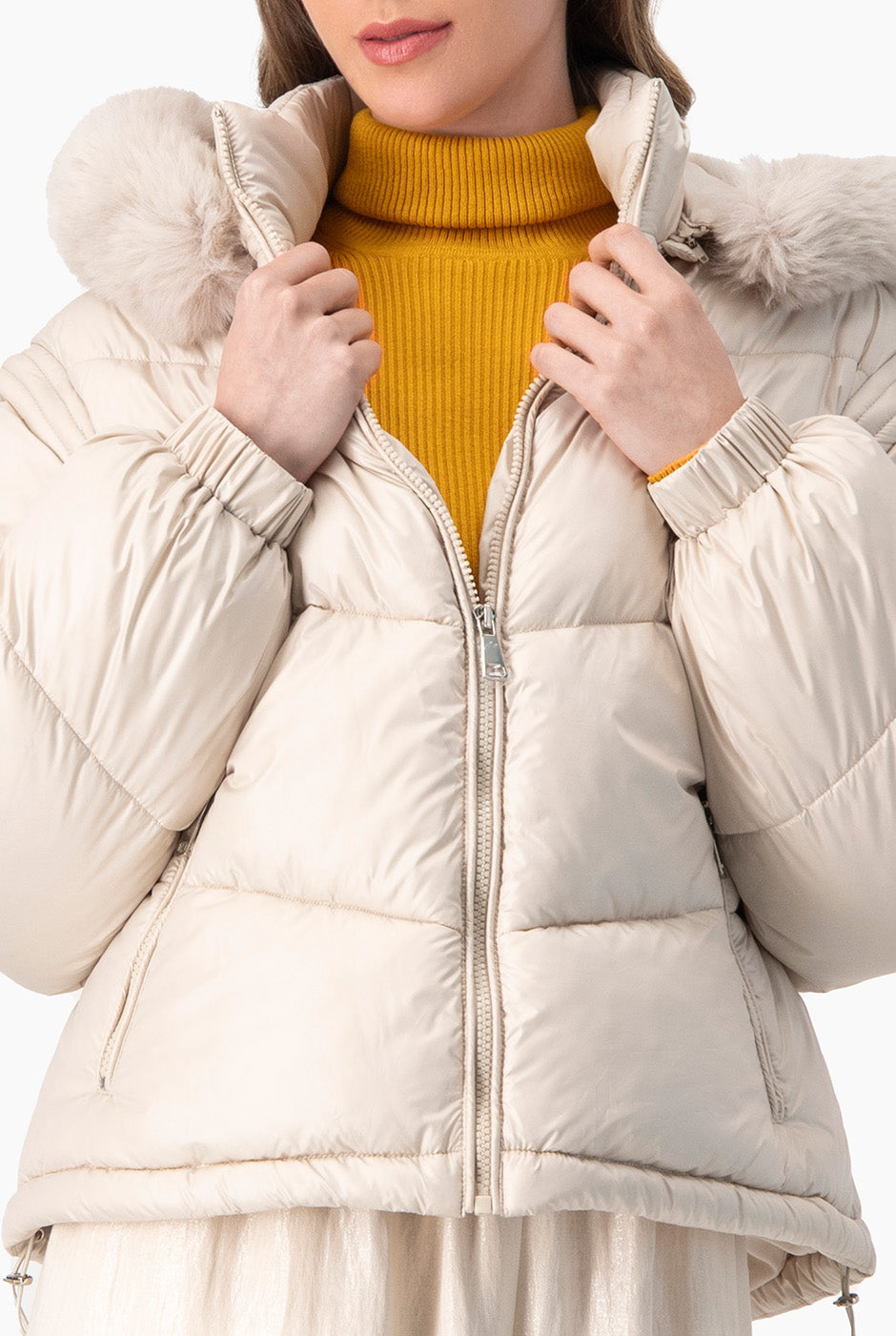 Chamarra natural acolchada con mangas desmontables y capucha con pelo sintético