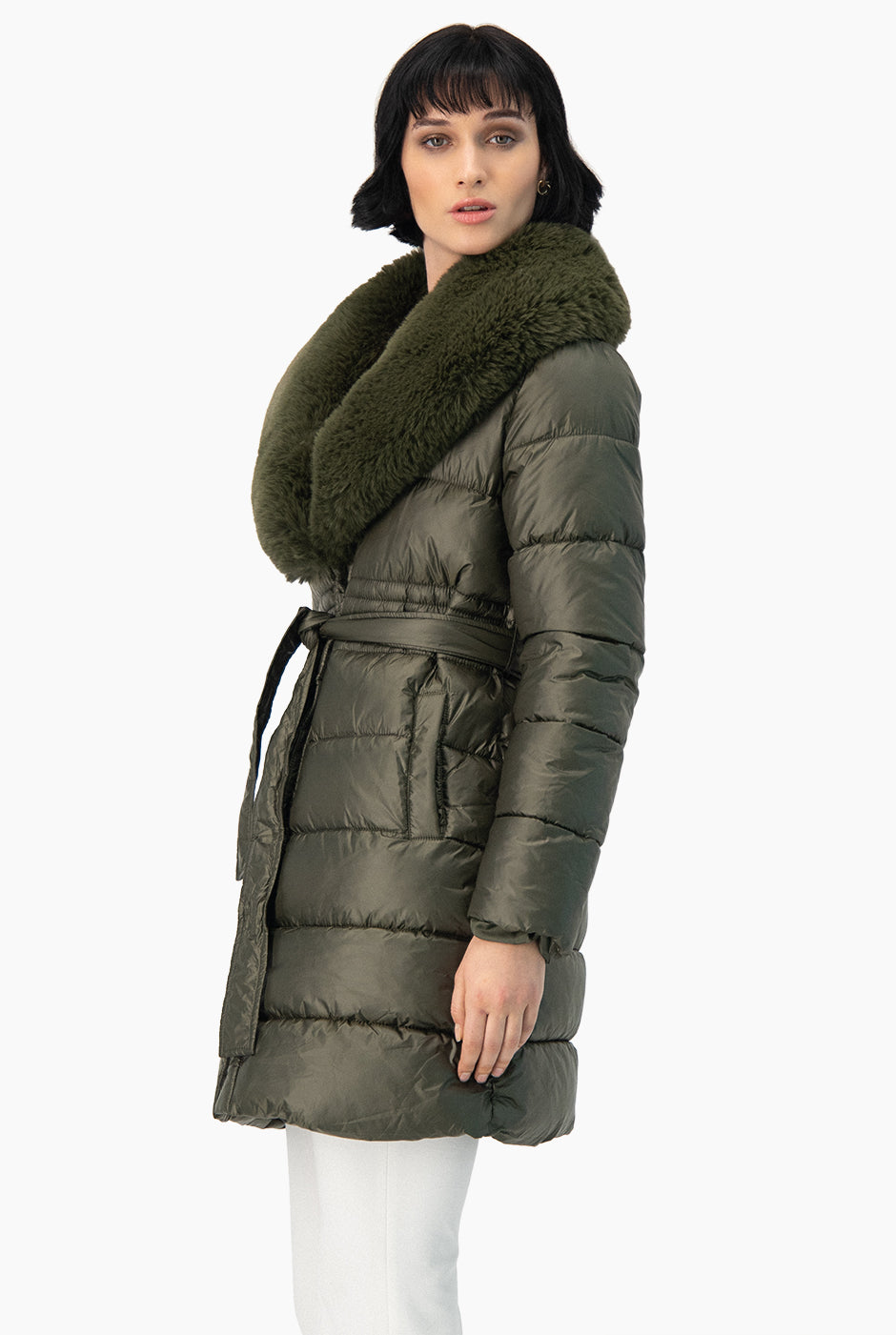 Chamarra capitonada verde con cuello de peluche y cinturón