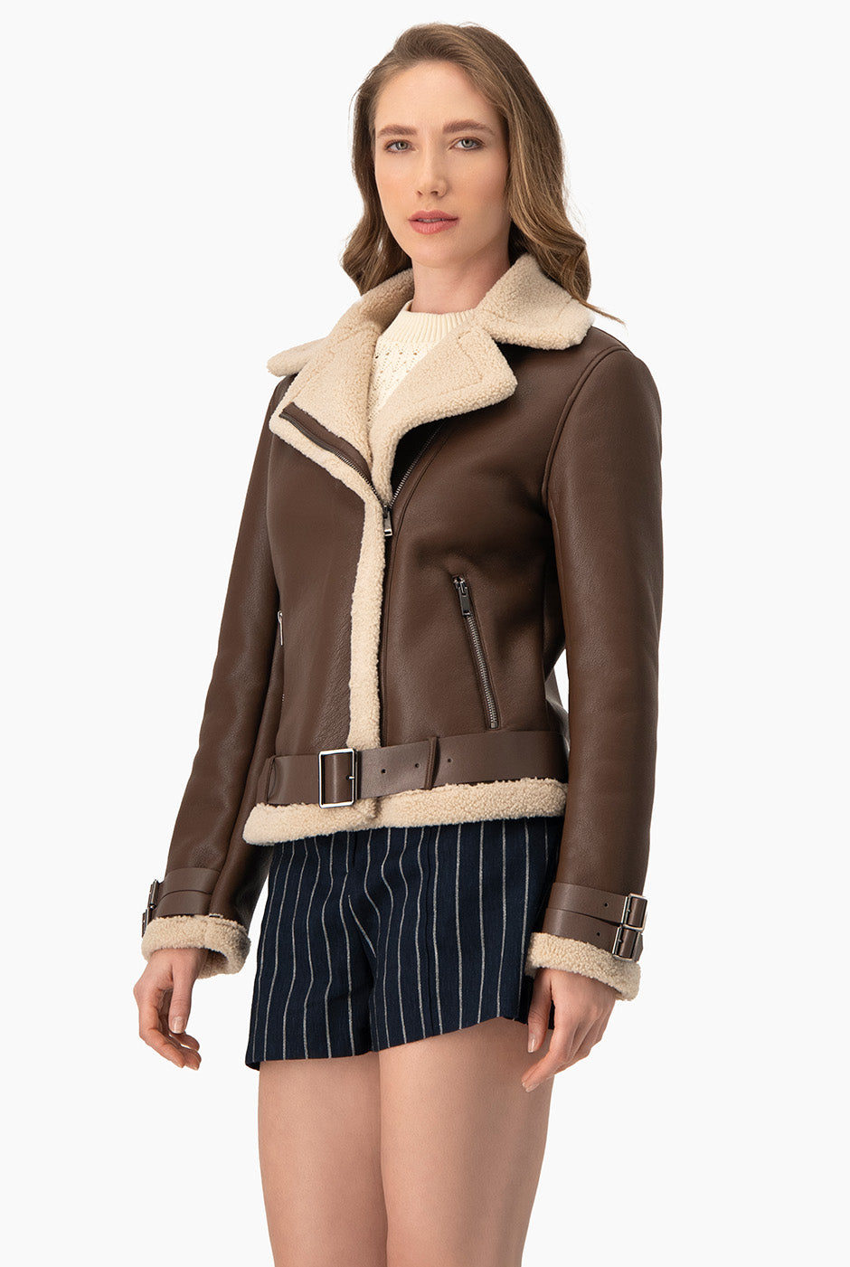 Chamarra biker chocolate en ecopiel con interior teddy y solapa