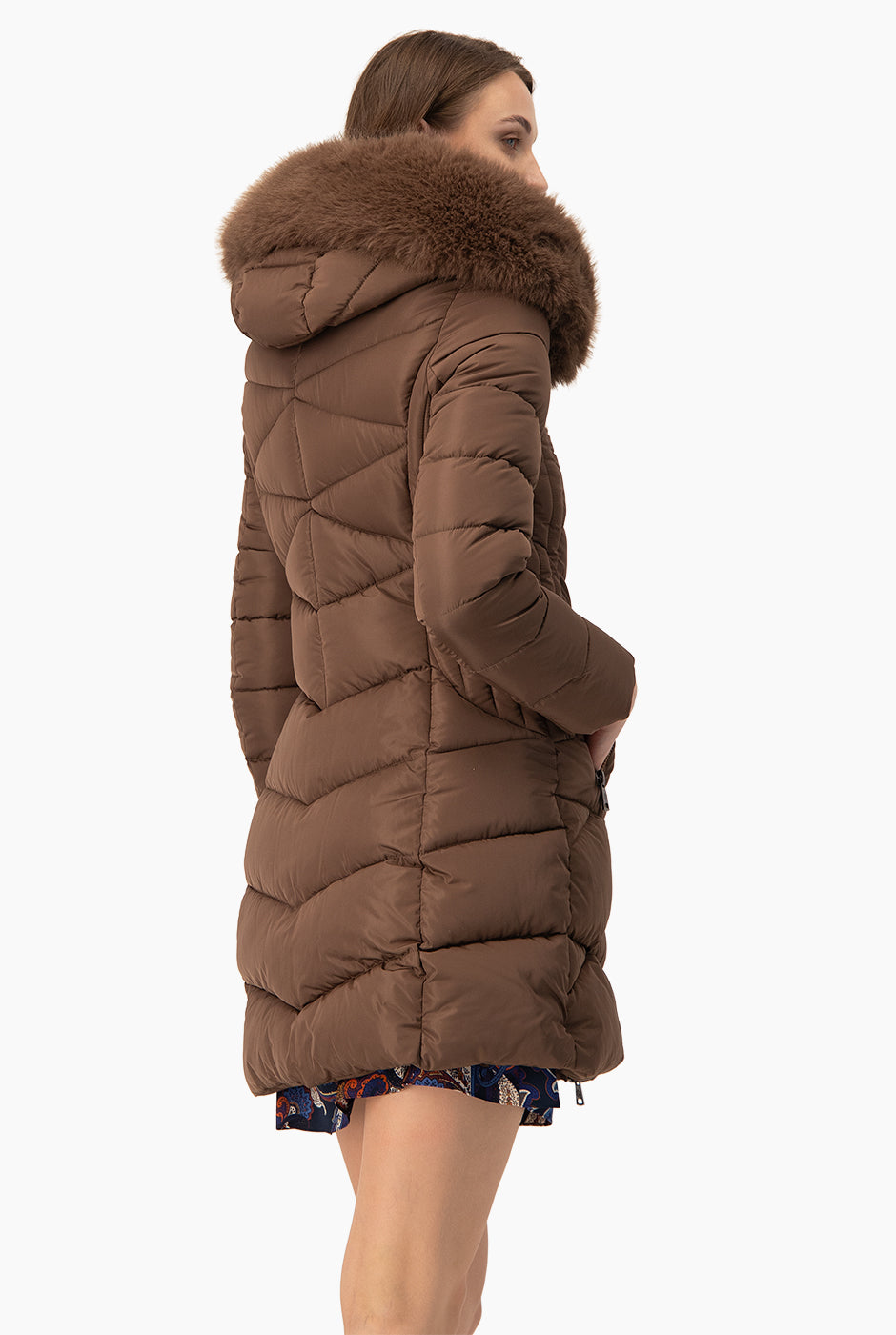 Chamarra capitonada café con capucha desmontable y cinturón