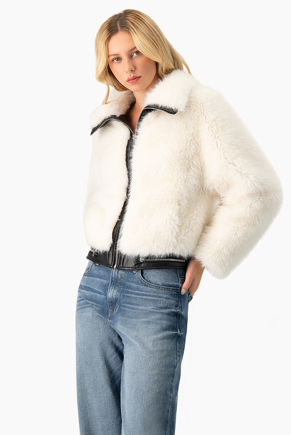 Chamarra Biker Fur Off-White con ecopiel y bolsillos laterales