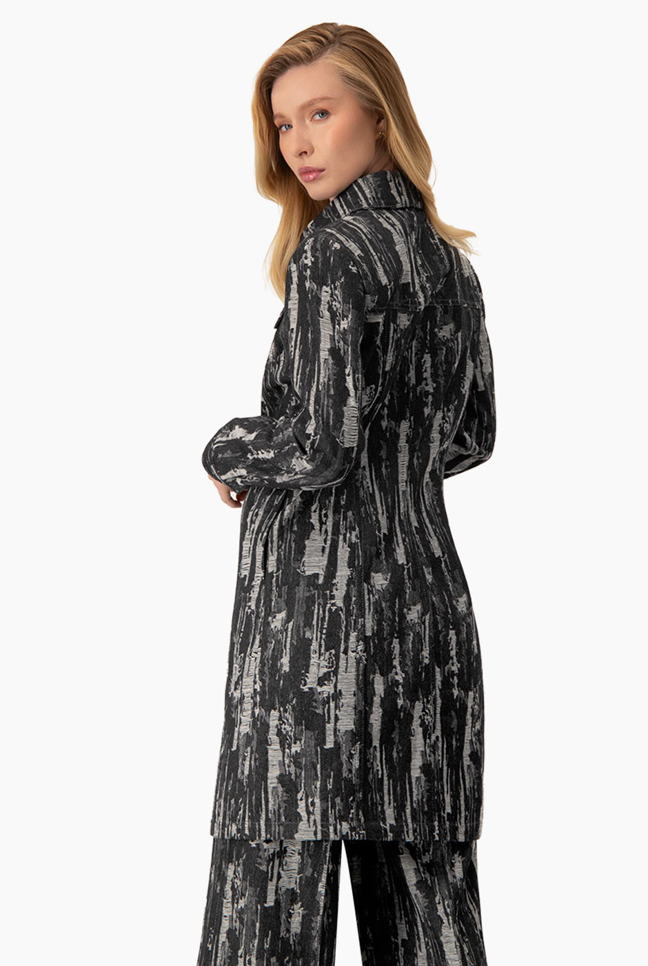 Chamarra larga negra de denim con bolsillos y detalle desgastado