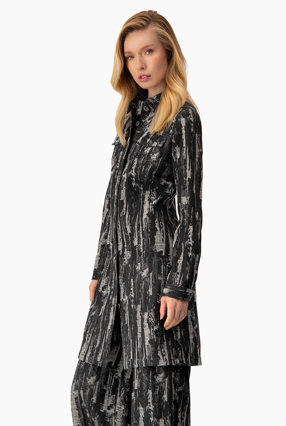 Chamarra larga negra de denim con bolsillos y detalle desgastado