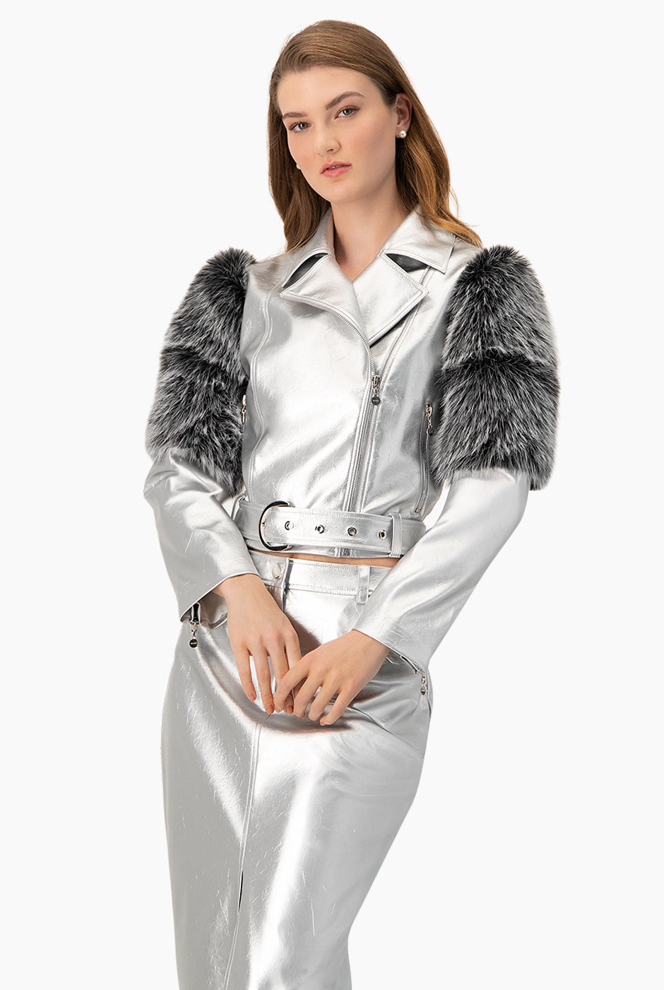 Chamarra corta plateada con peluche en mangas y cinturón a juego.
