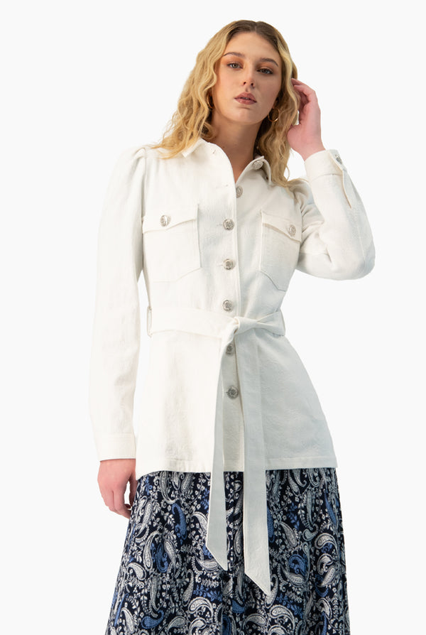 Chamarra larga con cinta