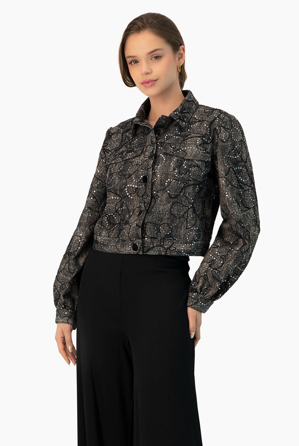 Chamarra negra con bolsillos