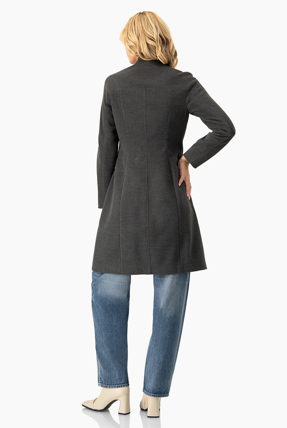 Abrigo largo gris oxford con cierre frontal y cuello alto