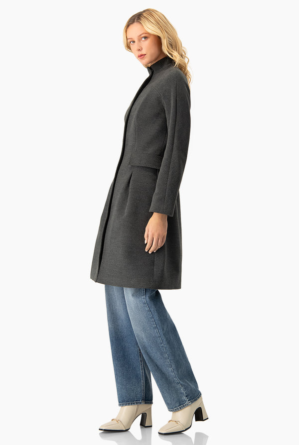 Abrigo largo con cierre frontal