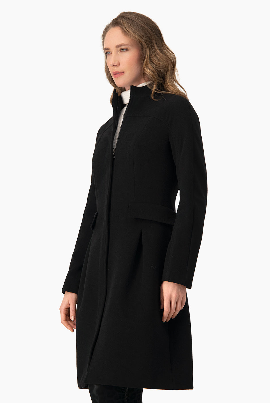 Abrigo largo negro con cierre frontal y cuello alto.