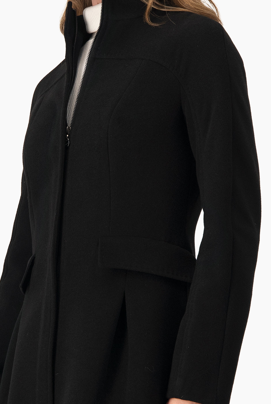 Abrigo largo negro con cierre frontal y cuello alto.