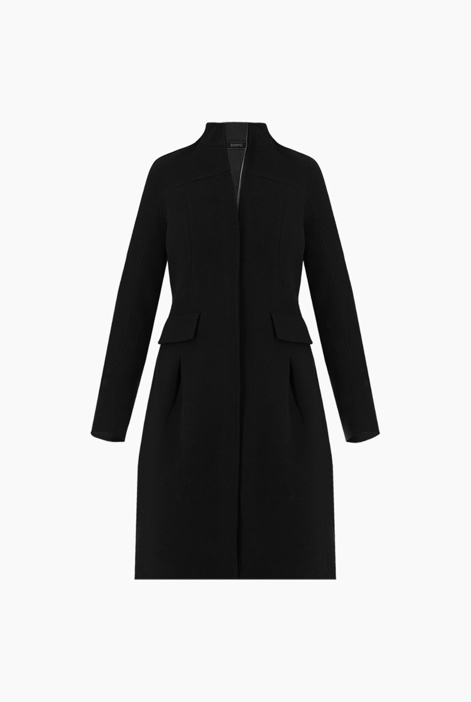 Abrigo largo negro con cierre frontal y cuello alto.