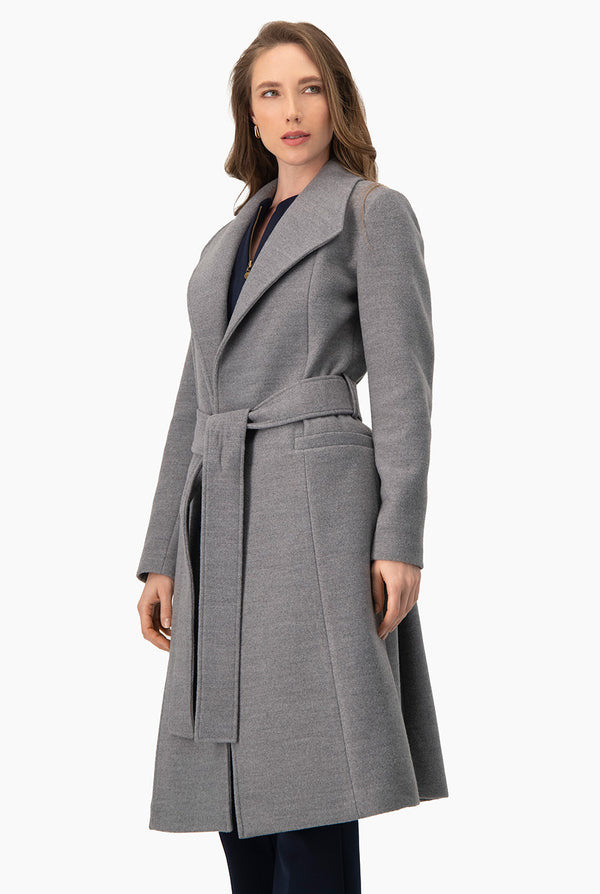Abrigo largo gris con cinta
