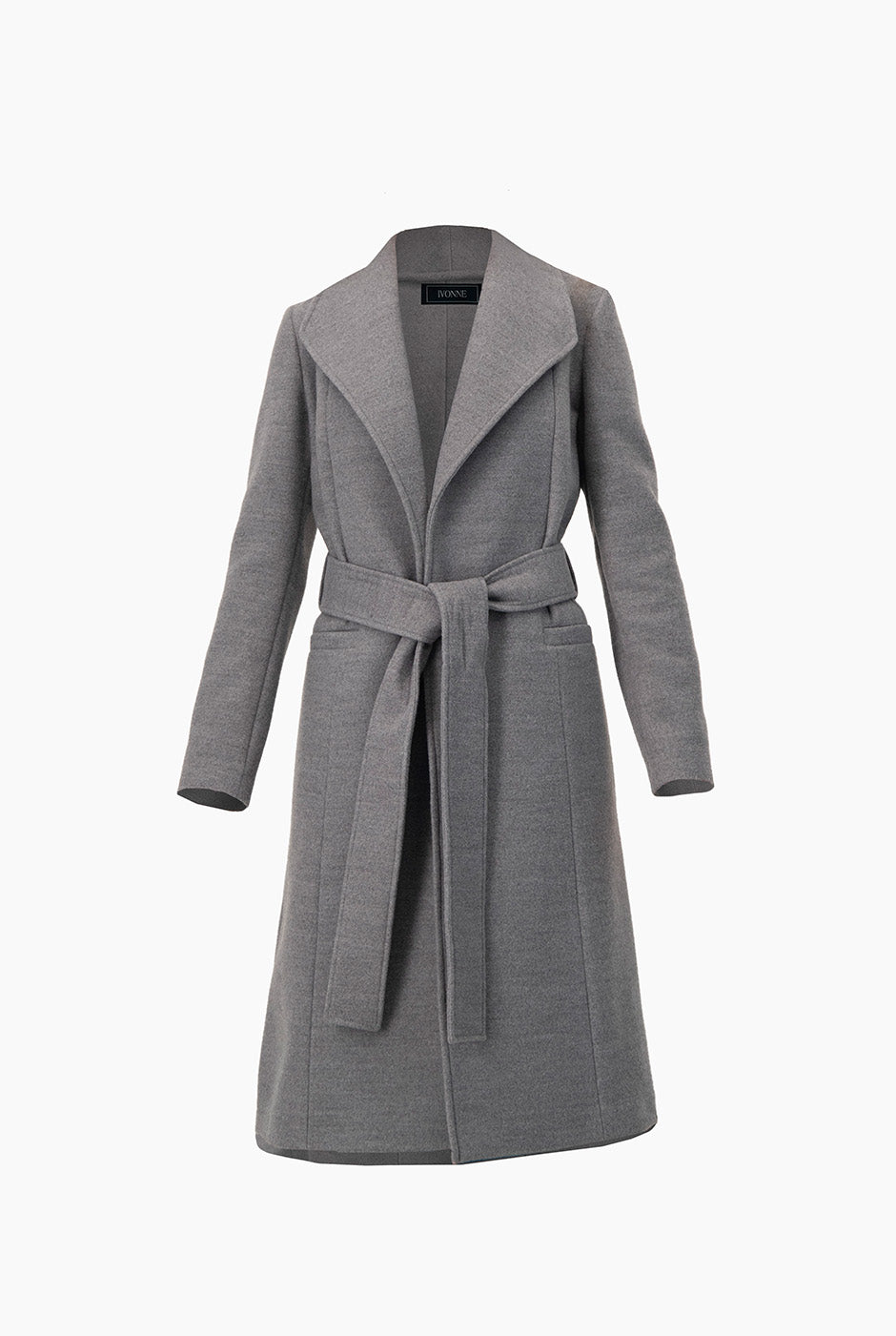 Abrigo largo gris con cinta y solapas anchas