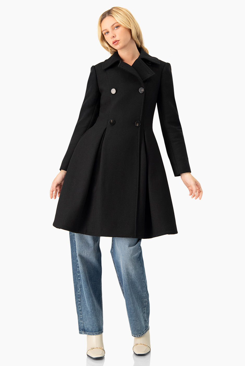 Abrigo largo negro de doble botonadura y solapa amplia