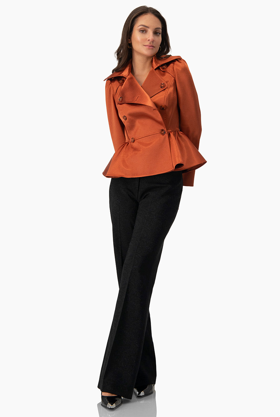 Trench liso corto chedrón con solapa y botones